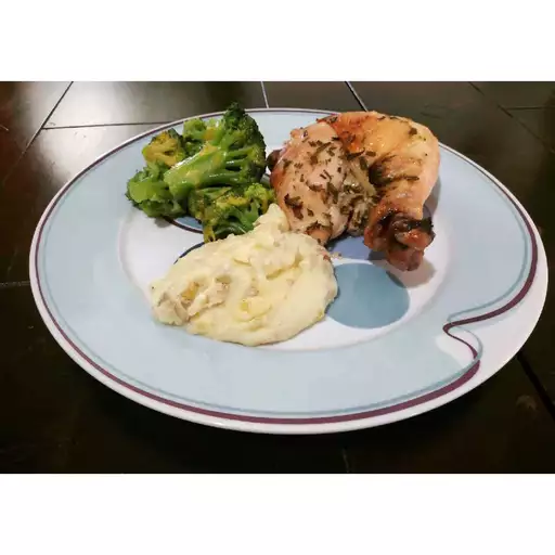 Chicken served with broccoli and mashed potatoes